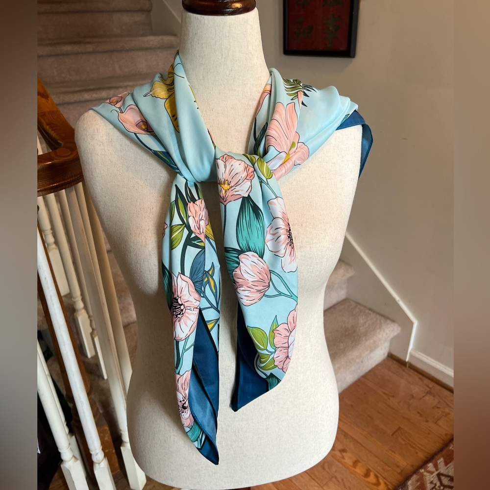 BNWT Scarf in a Pretty Floral Print. Perfect Accent to Many Outfits.